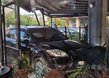 Dy makina pëplasen në kryqëzim, njëra përfundon në lokal