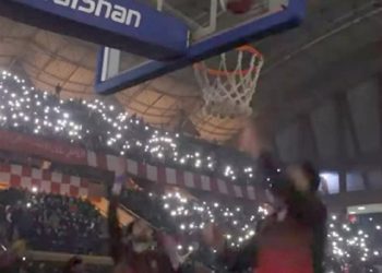 Kaluan tmerrin e tërmetit, tifozët dhurojnë spektakël gjatë ndeshjes