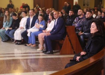 Feja bashkon politikën gjatë Pashkës katolike