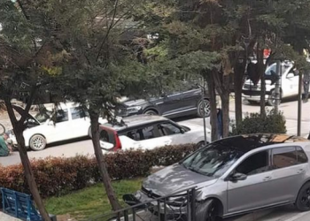 Aksident në Tiranë, mjeti përfundon në trotuar