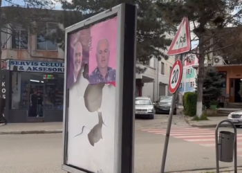 Thyhen posterat e Safet Gjicit në Kukës