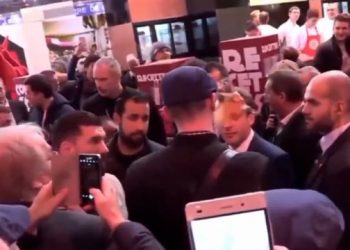 Goditet me vezë Macron – VIDEO