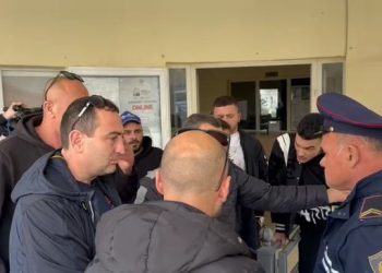 Familjarët e dy të zhdukurve protestë te komisariati i Sarandës