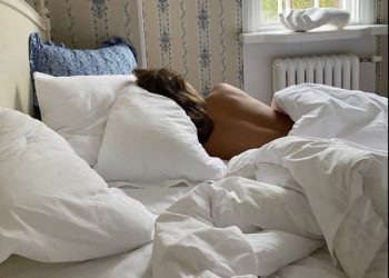 Ja arsyeja e frikshme pse nuk duhet të flini të veshur