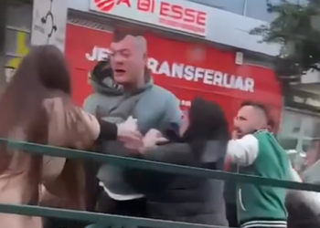 VIDEO -“Boks” në mes të rrugës, përleshen të rinjtë tek “Zogu i Zi”