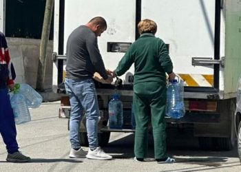 “Qytetarët mbushin bidonat, sepse ujë 24 orë në Tiranë nuk ka”