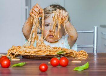 Studimi: Pse është mirë që fëmijët të hanë me duar