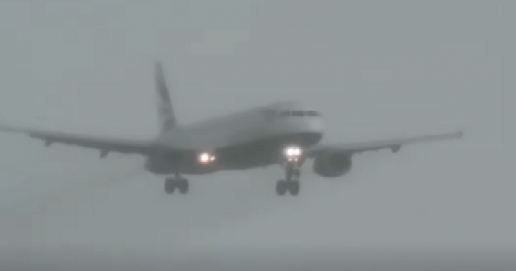 Stuhia shkakton frikë në aeroport (VIDEO)