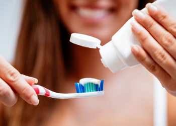 A mjafton t’i lani dhëmbët në më pak se tre minuta