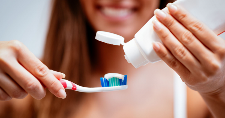 A mjafton t’i lani dhëmbët në më pak se tre minuta