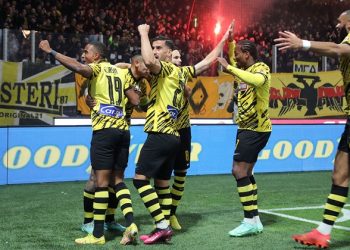 Turp! Arbitrat shfaqen të dehur në prag të supersfidës për titull