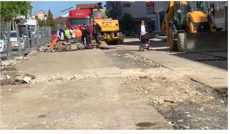 Eskavatori i Lali Erit këput kabllot e energjisë, Astiri pa drita (FOTO)