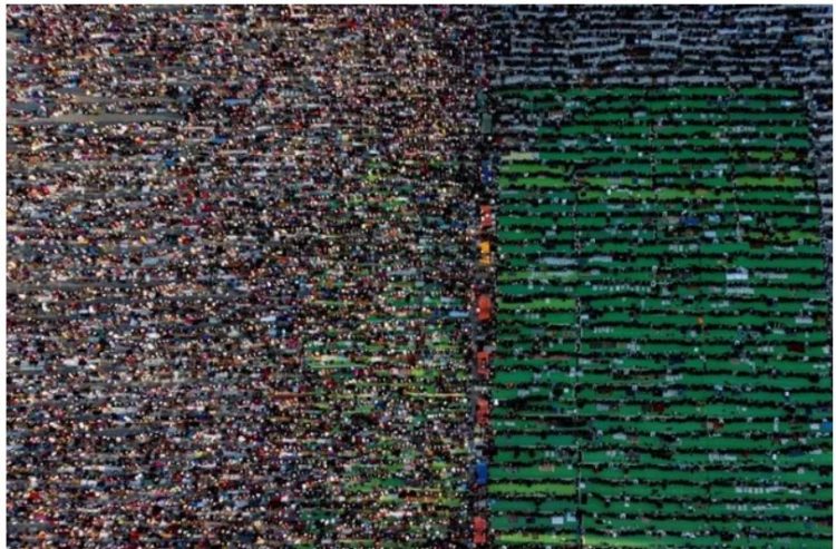 Besimtarët mbushën sheshin, BBC ndan foton nga Tirana