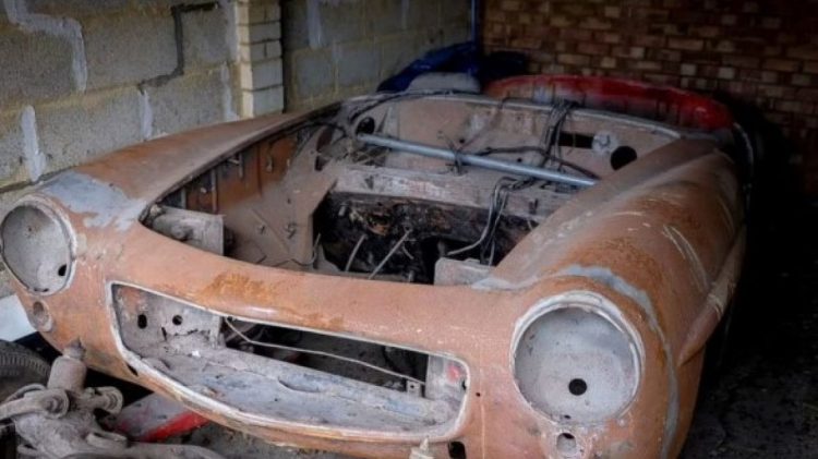 Ky Mercedez i ndryshkur shitet shtrenjtë në ankand