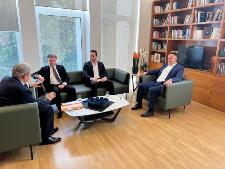 Berisha pret në selinë e PD deputetin Henry Smith