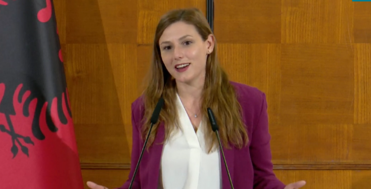 Skandal! Ministrja e Ramës, në TikTok gjatë orarit të punës