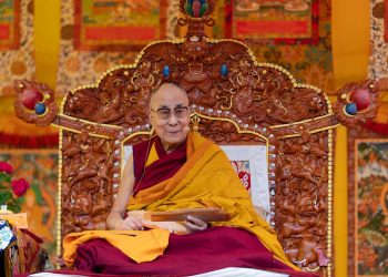 Puthja me të miturin dhe jo vetëm, Dalai Lama ky “mjeshtër” kontrovers