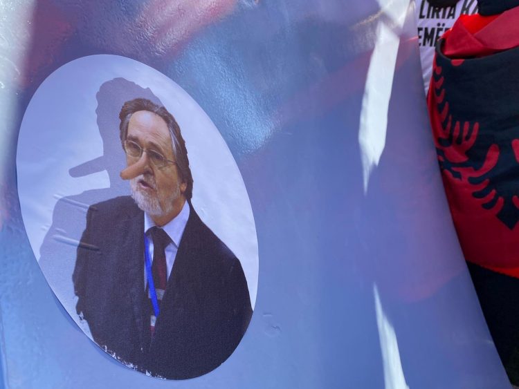 Protestuesit në Hagë me banera kundër Martyt