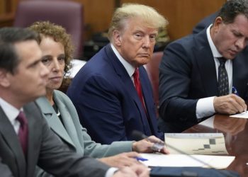 Del foto e Trump në sallën e gjyqit, përkrah i qëndrojnë…