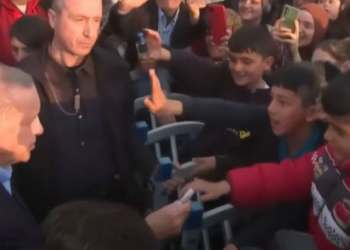 Erdogan u shpërndan para fëmijëve para zgjedhjeve