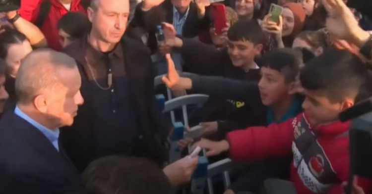 Erdogan u shpërndan para fëmijëve para zgjedhjeve