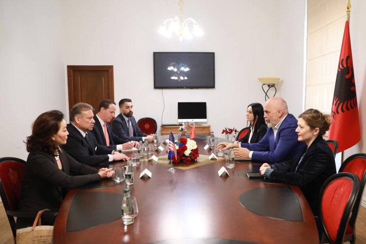 Ambasada amerikane: Ja temat që diskutoi Escobar në Tiranë