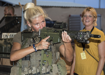 Deputetja bukuroshe suedeze i bashkohet luftës në Ukrainë