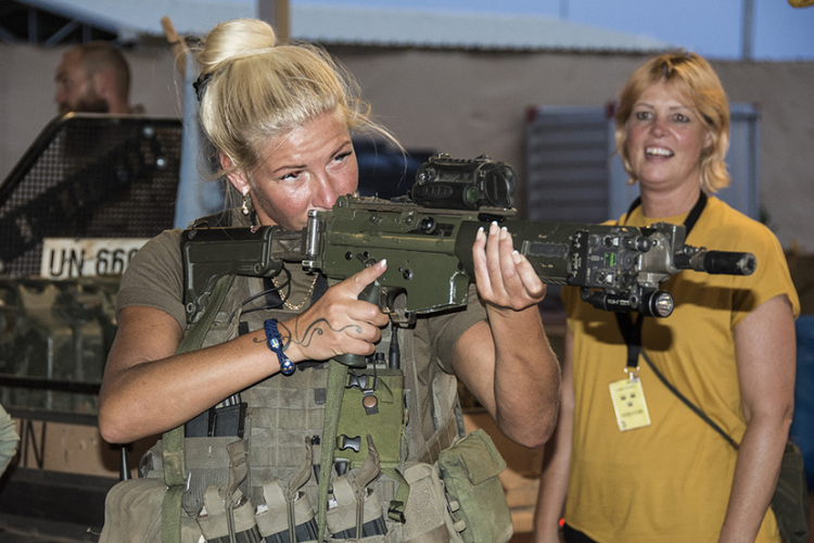 Deputetja bukuroshe suedeze i bashkohet luftës në Ukrainë