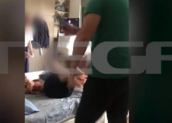 VIDEO/ Tronditet Greqia, djali rreh brutalisht prindërit e moshuar