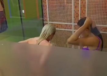 VIDEO/ Jori dhe Dea e bëjnë ‘hot’, lahen në dush bashkë