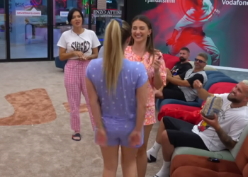 Nuk është Luizi, Kiara puthet në buzë me… (VIDEO)