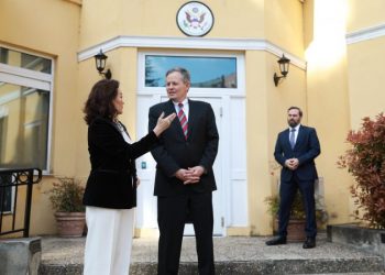 Senatori amerikan në Tiranë, në fokus lufta në Ukrainë