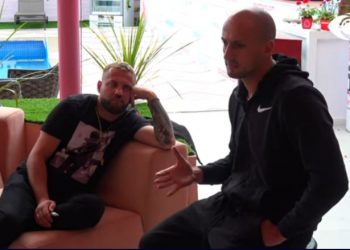 Kiara: Të shkelni me këmbë. Kristi: Je e korruptuar