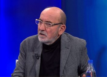 Lubonja: Rama fryn figurën me posterat, kthim mbrapa