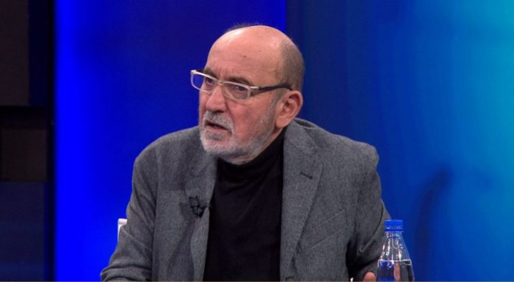 Lubonja: Rama fryn figurën me posterat, kthim mbrapa