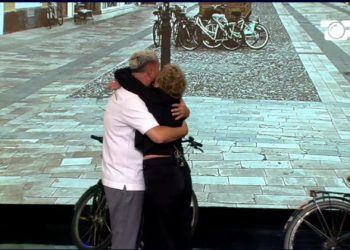 Luizi surprizohet nga nëna e tij, përloten të dy