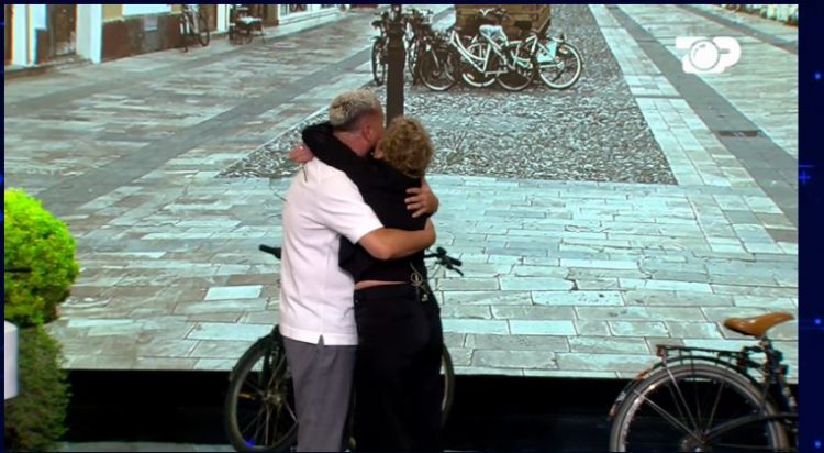 Luizi surprizohet nga nëna e tij, përloten të dy