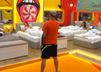 Banorët i japin para Qetsorit që të dalë nga shtëpia (VIDEO)