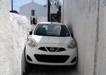 Tragjikomike! Turisti ngec me makinën e tij në një rrugicë