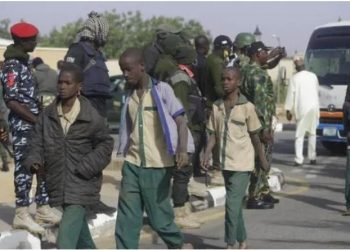 Sulm i armatosur, vriten 33 persona