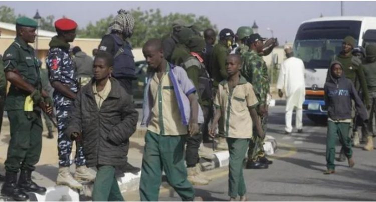 Sulm i armatosur, vriten 33 persona