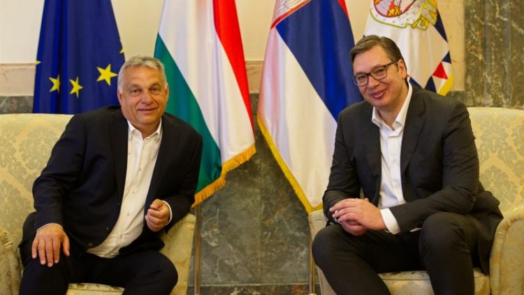 Presidentët e Serbisë dhe Hungarisë vëzhgojnë nga afër stërvitjet ushtarake