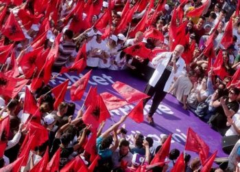 “Hajde ose pushohesh nga puna”/ PS aplikon “metodën Enveriste” me mësuesit