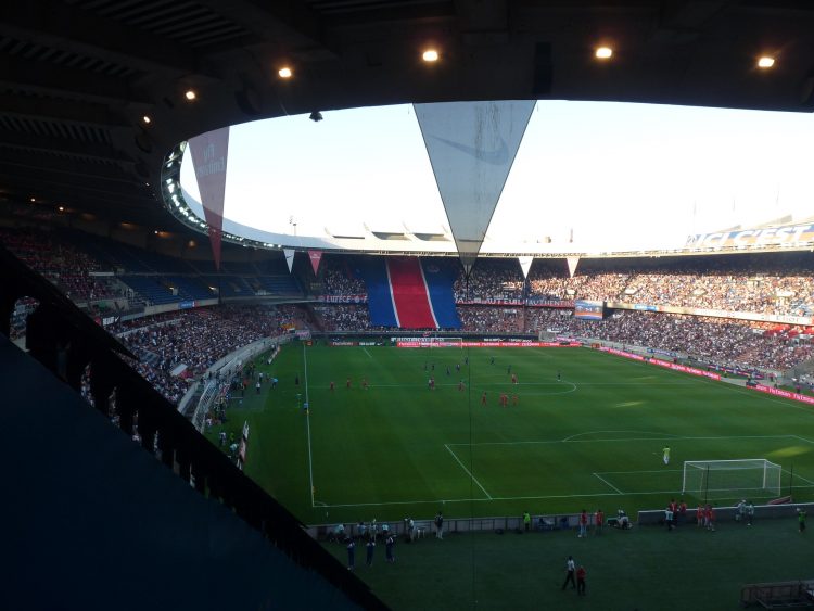 PSG kërkon të dhurojë spektakël, publikohen formacionet zyrtare