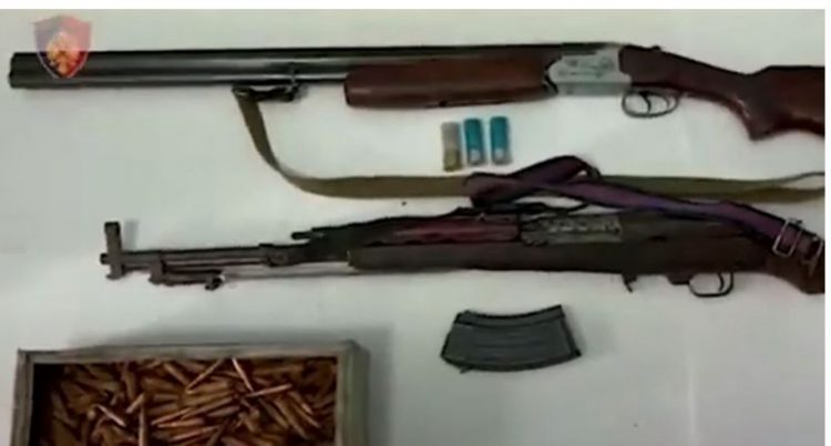 Mbante armë zjarri në banesë, arrestohet një person