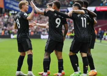 Arsenal dështon sërish, buzëqesh City