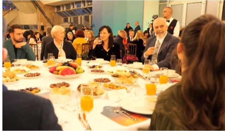 Rama merr pjesë në iftarin e shtruar për Ramazan