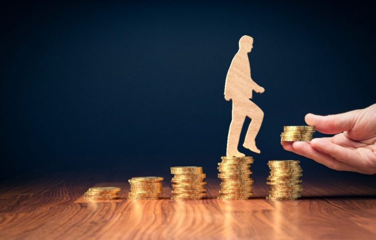 Rritja e pagave mund t’i shërbejë më shumë shtimit të imigrimit