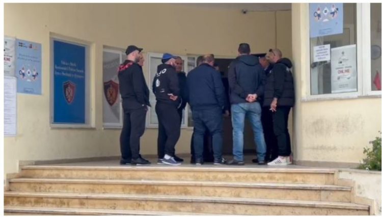 Dy të zhdukurit, familjarët në protestë: Nëse i kanë vrarë…