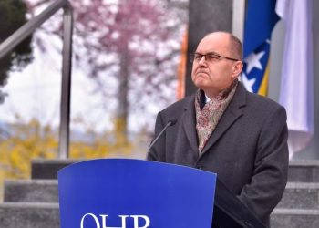 Schmidt bën thirrje që të zgjidhet çështja e pronave